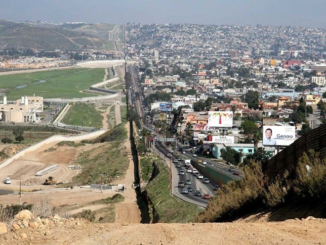 Sự “khập khiễng” về kinh tế có lẽ là điều dễ thấy giữa biên giới Mỹ và Mexico.